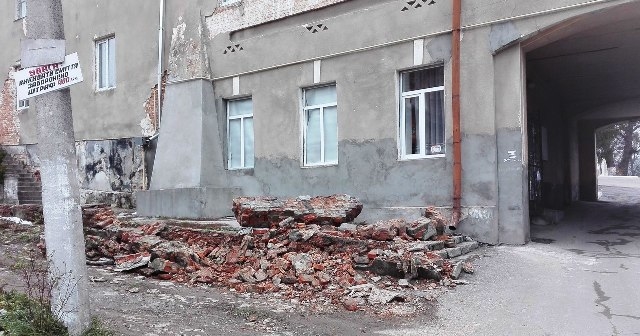 На Тернопільщині біля музею обвалилася стіна (фотофакт)