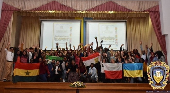 Іноземці у Тернополі влаштували феєричний вечір в стилі Болівуду (відео)