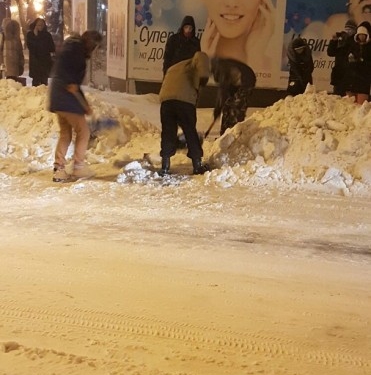 Тернополяни масово вийшли на вулиці та взяли шуфлі в руки (фото)