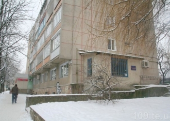 В управлінні соцзахисту святкують – людей тримають під дверима