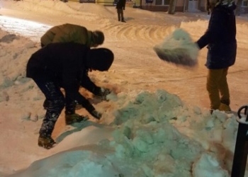 Тернополяни масово вийшли на вулиці та взяли шуфлі в руки (фото)