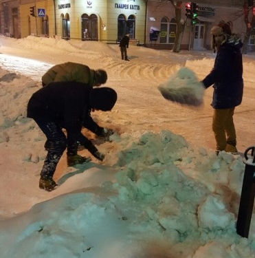 Тернополяни масово вийшли на вулиці та взяли шуфлі в руки (фото)