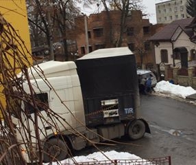 Cьогодні у Тернополі вантажівка перегородила дорогу та спричинила величезні затори