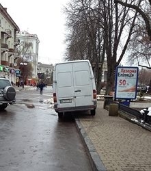 У центрі Тернополя автомобіль перегородив прохід пішоходам (фото)