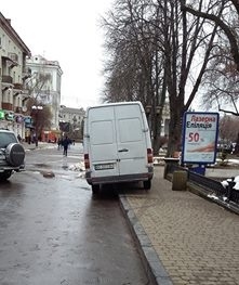 У центрі Тернополя автомобіль перегородив прохід пішоходам (фото)