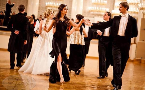 Іноземних консулів запросили до Тернополя… на бал