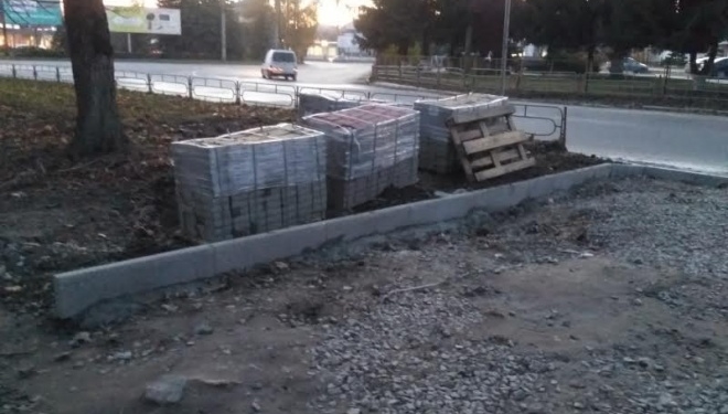 У Тернополі на вулиці Текстильній знижують бордюри на переходах