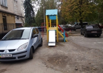 У Тернополі машини буквально “окупували” дитячий майданчик (фотофакт)