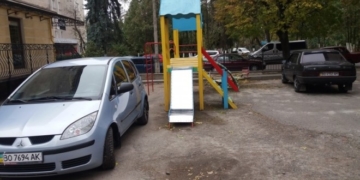 У Тернополі машини буквально “окупували” дитячий майданчик (фотофакт)