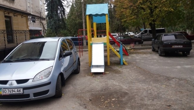 У Тернополі машини буквально “окупували” дитячий майданчик (фотофакт)