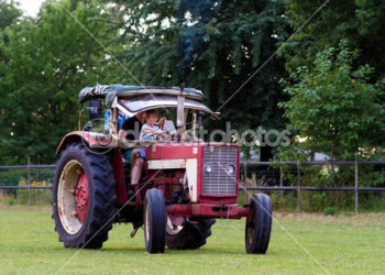 Скажений дід на авто – новий герой, з якого сміються соціальні мережі (відео)