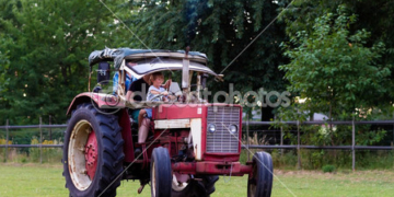 Скажений дід на авто – новий герой, з якого сміються соціальні мережі (відео)