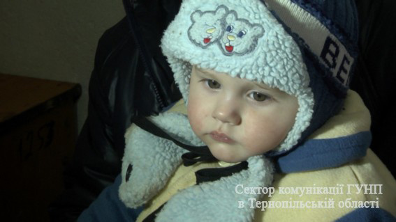 Дитину, яку залишила на вокзалі матір, нарешті забрали (фото)