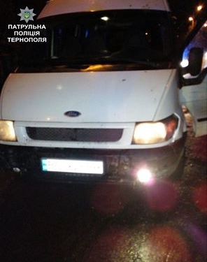 У Тернополі розшукують жінку, яка “врізалася” у машину та втекла (фотофакт)
