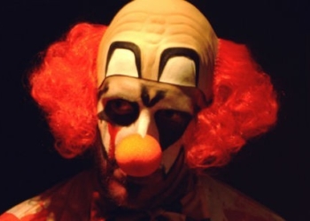 Клоун попав під колеса авто після того як налякав водія