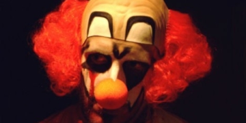 Клоун попав під колеса авто після того як налякав водія