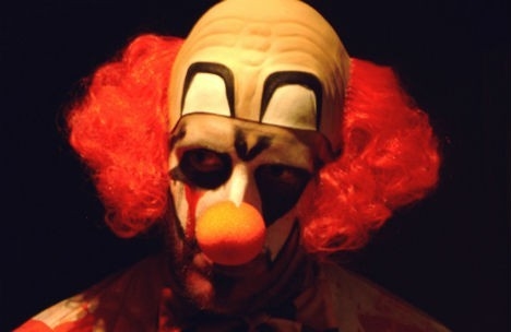 Клоун попав під колеса авто після того як налякав водія