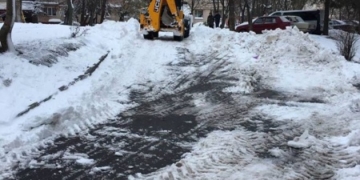 У Тернополі взялися розчищати двори