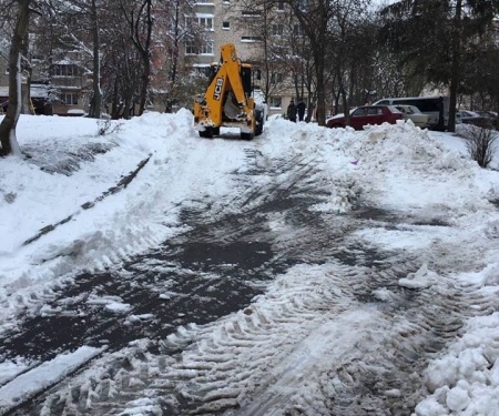 У Тернополі взялися розчищати двори