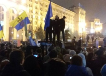 На Майдані у Києві люди підпалили шини