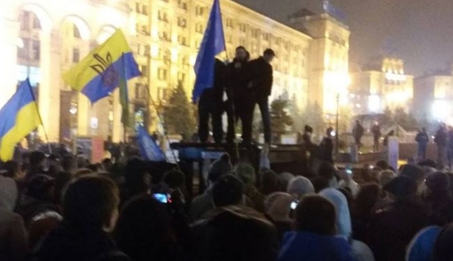 На Майдані у Києві люди підпалили шини