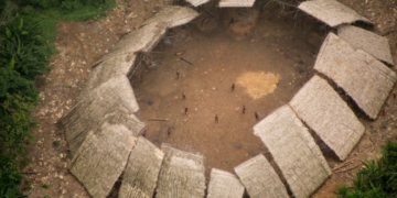 В інтернеті з’явилися світлини племені, яке ніколи не бачило цивілізації (фото)