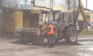 Чиновники пояснили чому вкладали асфальт під час дощу