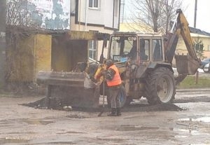 Чиновники пояснили чому вкладали асфальт під час дощу