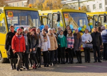 Скільки автобусів потрібно школярам, щоб потрапити на уроки