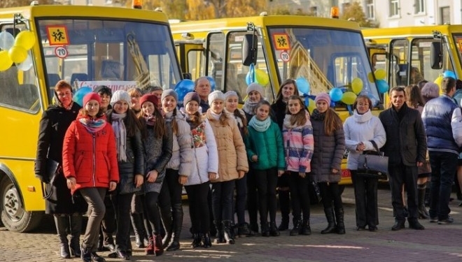 Скільки автобусів потрібно школярам, щоб потрапити на уроки