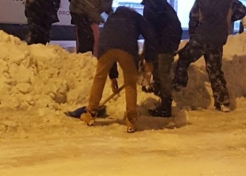 Тернополяни масово вийшли на вулиці та взяли шуфлі в руки (фото)