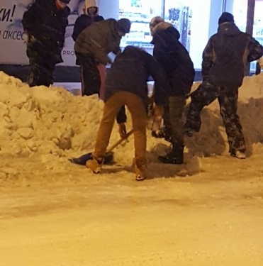 Тернополяни масово вийшли на вулиці та взяли шуфлі в руки (фото)