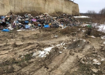 Два сміттєвози незаконно скинули львівське сміття біля Малашівецкого сміттєзвалища (відео)