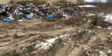 Два сміттєвози незаконно скинули львівське сміття біля Малашівецкого сміттєзвалища (відео)