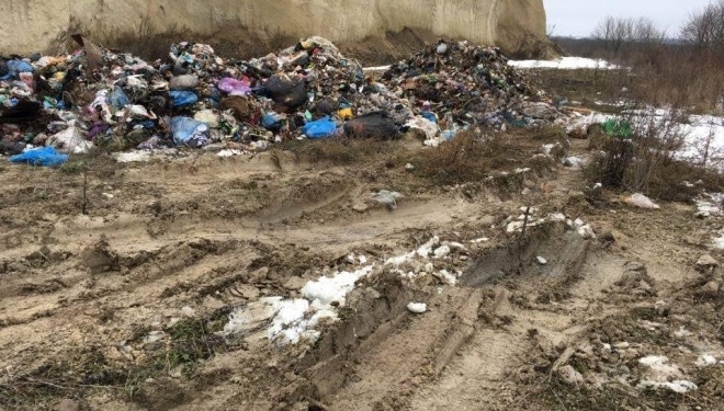 Два сміттєвози незаконно скинули львівське сміття біля Малашівецкого сміттєзвалища (відео)