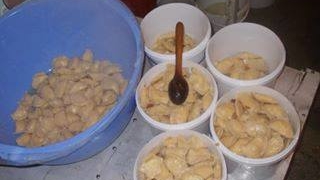 Тернопільські волонтери знову ліпили вареники для українських захисників