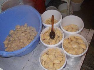 Тернопільські волонтери знову ліпили вареники для українських захисників