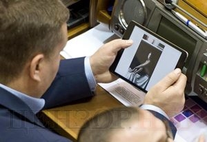 На засіданні Верховної Ради депутат з Тернополя любувався світлинами знаменитої спортсменки (фотофакт)