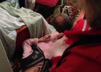 Літня жінка кричала про допомогу з-за дверей своєї квартири