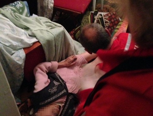 Літня жінка кричала про допомогу з-за дверей своєї квартири