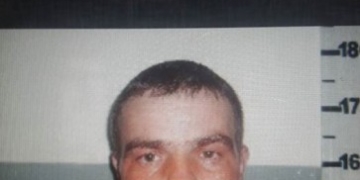 У Тернополі мужик просто у парку образив двох маленьких дівчат (фото)