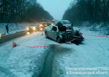 Водій “Toyota Solara” врізалася у “КАМАЗ” (фото)