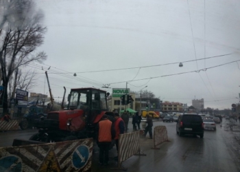 Поблизу автовокзалу затори через ремонт (фото)