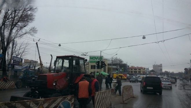 Поблизу автовокзалу затори через ремонт (фото)