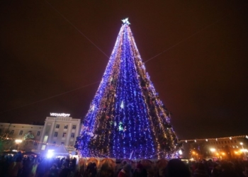 У центр міста запалили вогні головної ялинки та освятили шопку