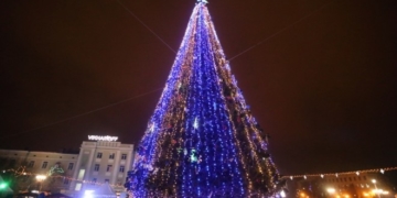 У центр міста запалили вогні головної ялинки та освятили шопку