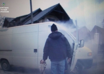 Патрульні спільно з перехожими загасили палаюче авто