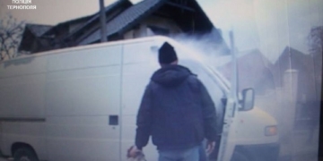 Патрульні спільно з перехожими загасили палаюче авто