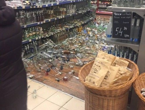 Побита горілка у магазині “наробила переполоху” серед тернополян (фотофакт)