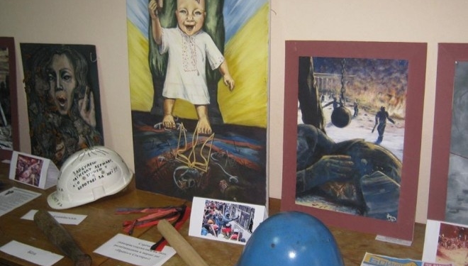 На Тернопільщині відкрили виставку картин дівчини-бійця АТО з “Правого сектору” (фотофакт)